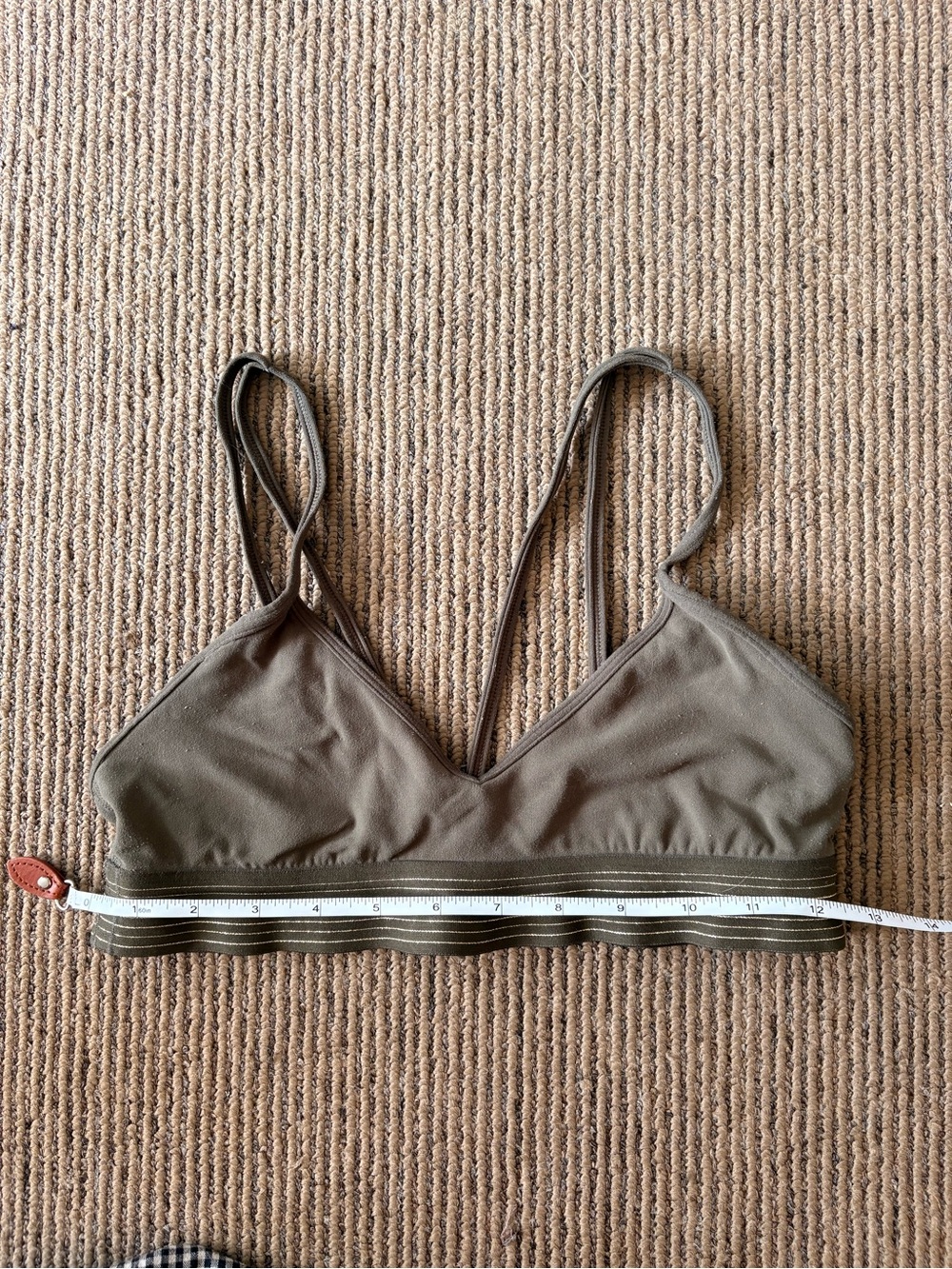 Lululemon Dark Olive Green Sports Bra size 4 or 6? - Picture 5 of 6